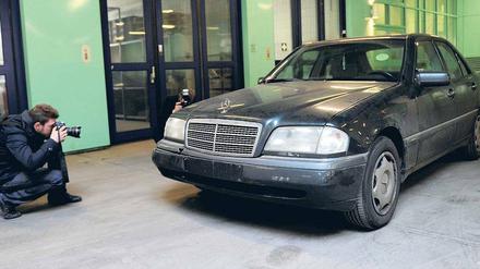 Das Fluchtfahrzeug. Mit dieser C-Klasse von Mercedes rasten die Räuber davon, mittlerweile parkt er im Polizeipräsidium am Tempelhofer Damm. Lange wird er nicht da bleiben: Der Halter hat mit der Tat wohl nichts zu tun. Er soll sein Auto zurückbekommen.