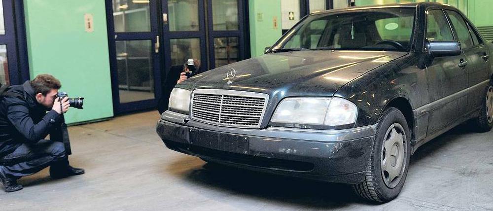 Das Fluchtfahrzeug. Mit dieser C-Klasse von Mercedes rasten die Räuber davon, mittlerweile parkt er im Polizeipräsidium am Tempelhofer Damm. Lange wird er nicht da bleiben: Der Halter hat mit der Tat wohl nichts zu tun. Er soll sein Auto zurückbekommen.