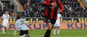 Ein Herz für Hertha. Theofanis Gekas bejubelt das zweite seiner drei Tore gegen Wolfsburg.