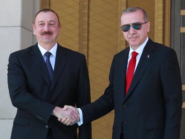 Der türkische Präsident Recep Tayyip Erdogan (rechts) unterstützt traditionell den Präsidenten von Aserbaidschan, Ilham Alijew – hier bei einem Besuch in Ankara im April 2018.