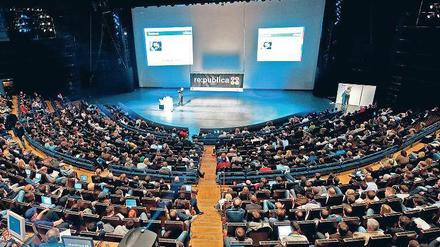 Die Jeff-Jarvis-Show im Friedrichstadtpalast. Beim Auftritt des US-Bloggers am Mittwoch war der Saal bis auf den letzten Platz gefüllt. Foto: dpa