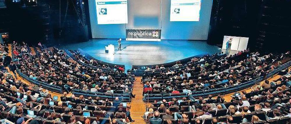 Die Jeff-Jarvis-Show im Friedrichstadtpalast. Beim Auftritt des US-Bloggers am Mittwoch war der Saal bis auf den letzten Platz gefüllt. Foto: dpa