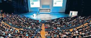 Die Jeff-Jarvis-Show im Friedrichstadtpalast. Beim Auftritt des US-Bloggers am Mittwoch war der Saal bis auf den letzten Platz gefüllt. Foto: dpa