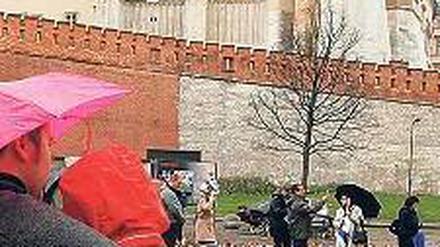 Getrauert wird auch am Fuße des Wawel in Krakau – aber eine Beisetzung des Präsidenten dort lehnen viele Polen ab. Foto: Reuters