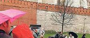Getrauert wird auch am Fuße des Wawel in Krakau – aber eine Beisetzung des Präsidenten dort lehnen viele Polen ab. Foto: Reuters