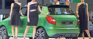Schön, schön, der neue Skoda Fabia RS. Ohne Modelle geht auch in Leipzig nichts.