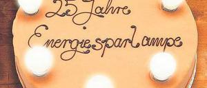 Herzlichen Glückwunsch Energiesparlampe! Nicht alle freuen sich mit, denn das Leuchtmittel ist umstritten.