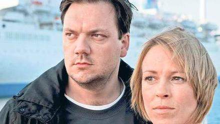 Die Ostsee fest im Blick. Charly Hübner ist Hauptkommissar Alexander Bukow, Anneke Kim Sarnau Profilerin – und beide zusammen sind das Fahnderduo in Rostock. Foto: ARD