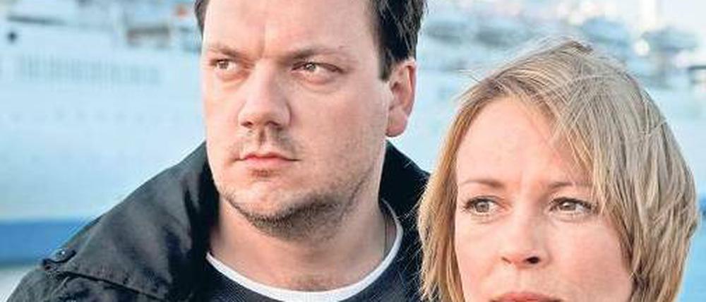 Die Ostsee fest im Blick. Charly Hübner ist Hauptkommissar Alexander Bukow, Anneke Kim Sarnau Profilerin – und beide zusammen sind das Fahnderduo in Rostock. Foto: ARD