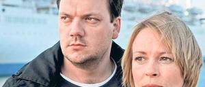 Die Ostsee fest im Blick. Charly Hübner ist Hauptkommissar Alexander Bukow, Anneke Kim Sarnau Profilerin – und beide zusammen sind das Fahnderduo in Rostock. Foto: ARD