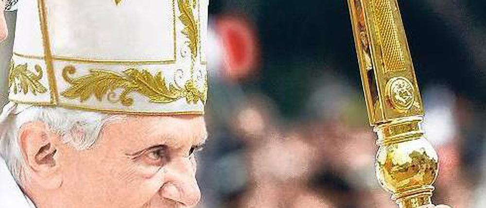 Unter dem Jubel der Gläubigen. Papst Benedikt XVI. feierte am Sonntag in Malta eine Messe mit rund 40 000 Menschen. Die Missbrauchsdebatte ist zum beherrschenden Problem seines Pontifikats geworden – und auch auf der Mittelmeerinsel ein Thema. Foto: dpa