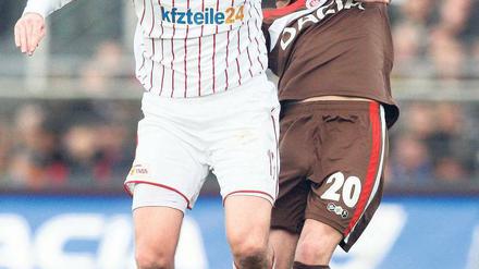 Schwer abzuschütteln. Das Hinspiel bei St. Pauli hat Union mit Torsten Mattuschka (links) 0:3 verloren. Heute soll es mit veränderter Taktik besser laufen. Foto: dpa