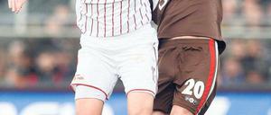Schwer abzuschütteln. Das Hinspiel bei St. Pauli hat Union mit Torsten Mattuschka (links) 0:3 verloren. Heute soll es mit veränderter Taktik besser laufen. Foto: dpa