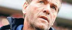 Schlusslicht. Trainer Funkel steht mit Hertha immer noch am Tabellenende. Foto: dpa