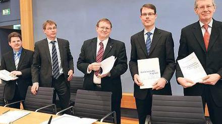 Die Spielverderber. Oft haben die Institute in den vergangenen Jahren Steuersenkungen gefordert, um das Wachstum zu stärken. In diesem Jahr raten sie in ihrer 91-seitigen Expertise explizit davon ab. 