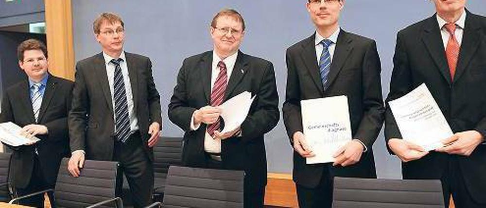 Die Spielverderber. Oft haben die Institute in den vergangenen Jahren Steuersenkungen gefordert, um das Wachstum zu stärken. In diesem Jahr raten sie in ihrer 91-seitigen Expertise explizit davon ab.