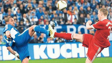 Duell der Spitzen. Jefferson Farfans (l.) Schalker wollen Bastian Schweinsteigers Bayern in den verbleibenden vier Spielen noch von Platz eins verdrängen.
