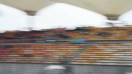 Rasender Bulle. Sebastian Vettel und sein Team Red Bull sind derzeit kaum aufzuhalten. Nach dem Triumph von Malaysia wird heute der Sieg in Schanghai angepeilt.