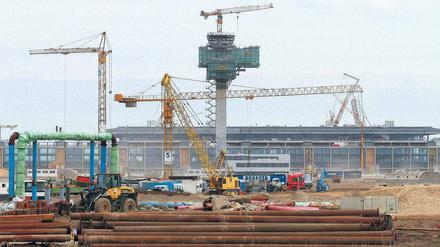 Im Verzug. Die Bauarbeiter am Großflughafen müssen jetzt klotzen. Mit Ausweitung der Schichtarbeit soll der Winterverzug aufgeholt werden. Foto: ddp/Urban