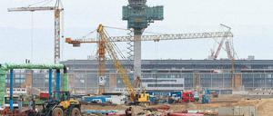 Im Verzug. Die Bauarbeiter am Großflughafen müssen jetzt klotzen. Mit Ausweitung der Schichtarbeit soll der Winterverzug aufgeholt werden. Foto: ddp/Urban