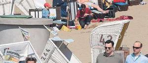 Strandspaziergang. In Wannsee waren am Sonntag bei Temperaturen bis 20 Grad die Strandkörbe schon heiß begehrt. 