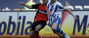 Kampf ohne Sieg. Herthas Kacar (rechts) gegen Frankfurts Korkmaz.