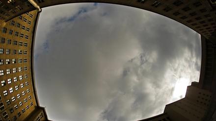 Der Himmel über Berlin. Wolken ziehen am Freitag über das Gebäude des ehemaligen Flughafen Berlin-Tempelhof hinweg.