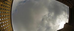 Der Himmel über Berlin. Wolken ziehen am Freitag über das Gebäude des ehemaligen Flughafen Berlin-Tempelhof hinweg.