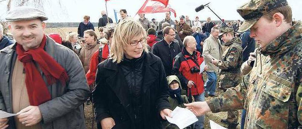Rückzug. Beim Ostermarsch hatten Soldaten noch mit Flugblättern für den Truppenübungsplatz geworben. Nun gibt der Verteidigungsminister die Pläne für die Wittstocker Heide endgültig auf.Foto: ddp