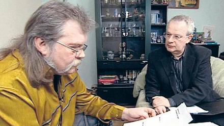 Innere Werte zählen. Davon ist Theo Betzel (li.) überzeugt. Berufsstratege Jürgen Hesse versucht, den Mann vorm Bewerbungsgespräch zum Friseurbesuch zu überreden.