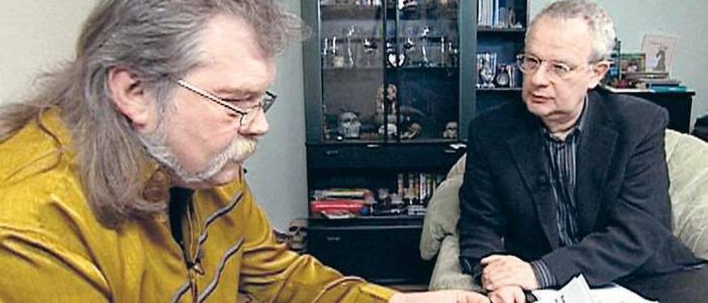 Innere Werte zählen. Davon ist Theo Betzel (li.) überzeugt. Berufsstratege Jürgen Hesse versucht, den Mann vorm Bewerbungsgespräch zum Friseurbesuch zu überreden. 