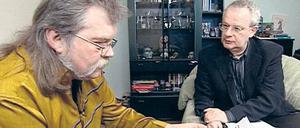 Innere Werte zählen. Davon ist Theo Betzel (li.) überzeugt. Berufsstratege Jürgen Hesse versucht, den Mann vorm Bewerbungsgespräch zum Friseurbesuch zu überreden. 