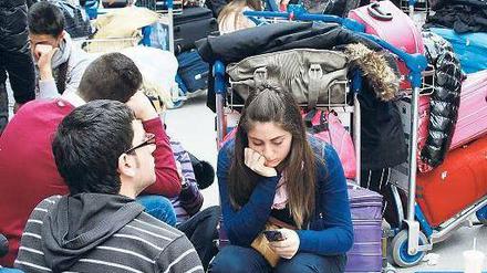 Wie lange noch? Szenen wie diese am Flughafen Tegel spielen sich am Tag zwei nach der Wolke an nahezu allen Airports Mitteleuropas ab. Foto: Engler