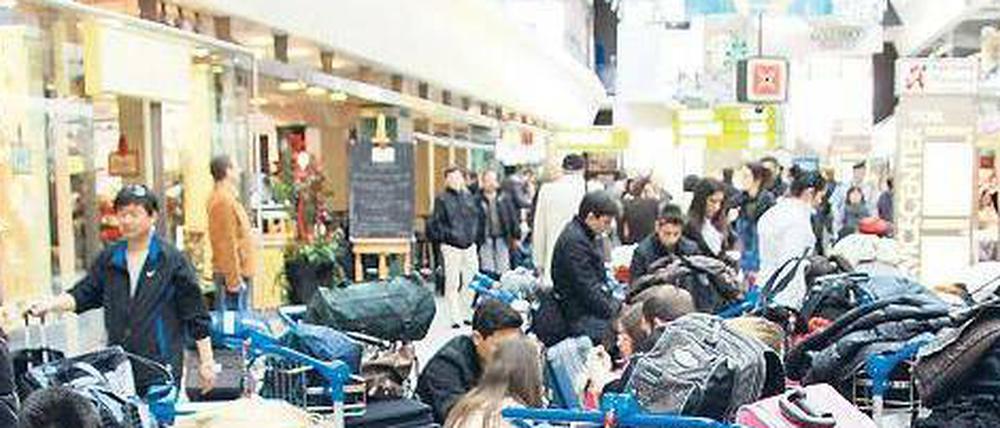 Wie lange noch? Szenen wie diese am Flughafen Tegel spielen sich am Tag zwei nach der Wolke an nahezu allen Airports Mitteleuropas ab. Foto: Engler