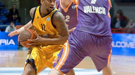 Übermacht: Albas Rashad Wright versucht sich gegen Valencias Kosta Perovic