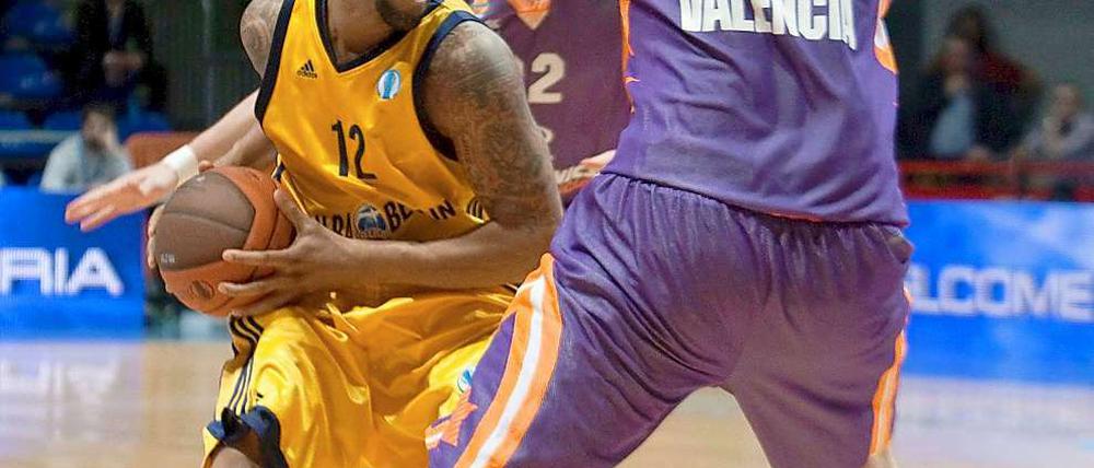 Übermacht: Albas Rashad Wright versucht sich gegen Valencias Kosta Perovic