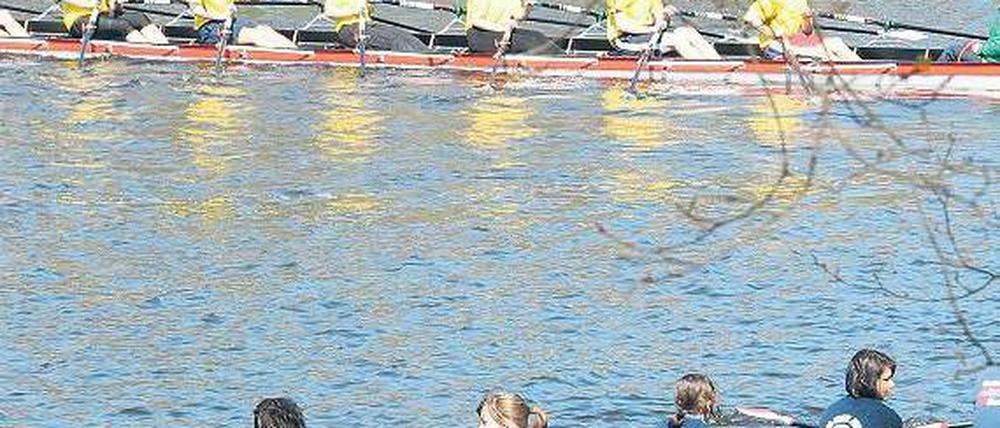Getauft und zu Wasser gelassen. Bei herrlichem Sonnenschein konnten Schüler am Sonnabend das erste Mal die von der Lottostiftung gesponserten Boote auf dem Wannsee testen. Foto: Uwe Steinert