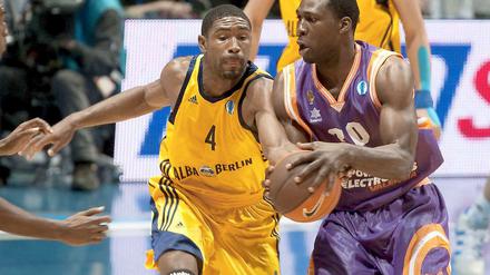 Derrick Byars (l.) versucht Florent Petrius den Ball zu stehlen. Es nutzt nichts - Valencias Spieler sind an diesem Abend zu stark für Alba.
