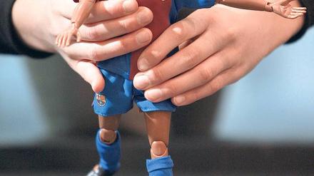 Fäden ziehen. An Profispielern wie Ronaldinho (FC Barcelona) verdienen Berater besonders gut. Zehn Prozent des Jahresgehalts zum Beispiel. Verträge aushandeln, beraten – Vorkenntnisse bedarf es nicht, aber Kontakte und Geschäftssinn sind von Vorteil. Foto: ddp