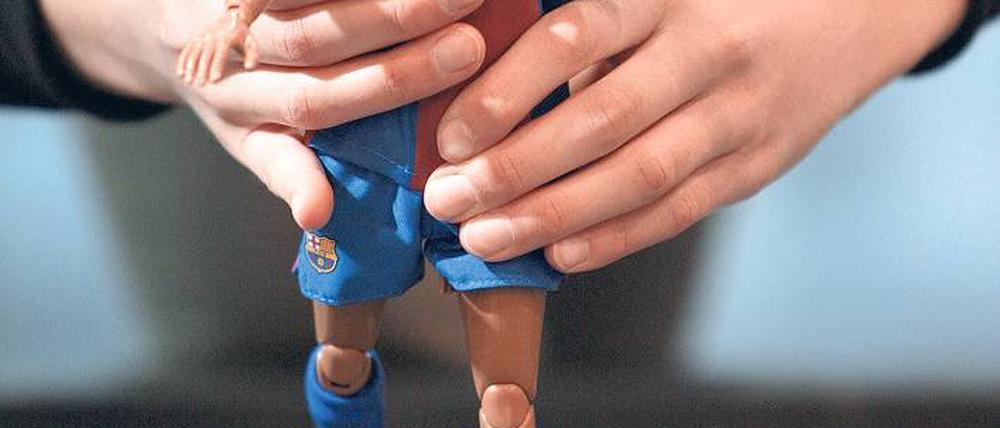 Fäden ziehen. An Profispielern wie Ronaldinho (FC Barcelona) verdienen Berater besonders gut. Zehn Prozent des Jahresgehalts zum Beispiel. Verträge aushandeln, beraten – Vorkenntnisse bedarf es nicht, aber Kontakte und Geschäftssinn sind von Vorteil. Foto: ddp