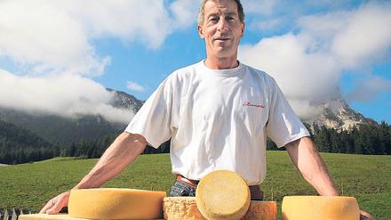 Alles Käse. Die Milch seiner zwölf Kühe verarbeitet Michele Valentin komplett selbst auf seinem Hof im ladinischen Gadertal. 