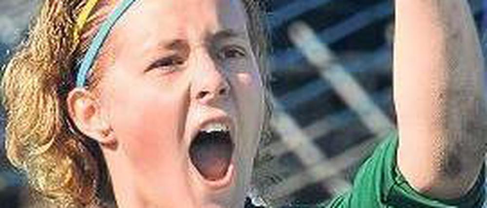 Auf dem Weg zur Matchwinnerin. Anna Felicitas Sarholz jubelt nach dem ersten von drei gehaltenen Elfmetern.