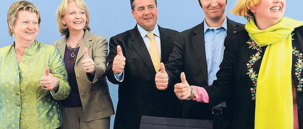 Wollen sich selbst genug sein. Die Spitzen der SPD und der Grünen aus Nordrhein-Westfalen und dem Bund, Sylvia Löhrmann, Hannelore Kraft, Sigmar Gabriel, Cem Özdemir und Claudia Roth (von links).