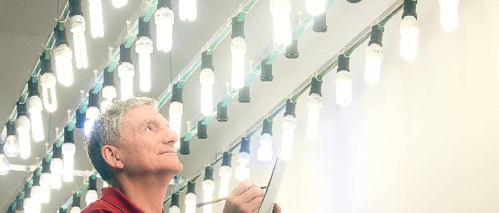 Genau beleuchtet. Ein Warentester prüft Lichtqualität, Strahlung und schließlich die Langlebigkeit von Energiesparlampen. Foto: dpa