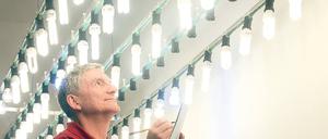 Genau beleuchtet. Ein Warentester prüft Lichtqualität, Strahlung und schließlich die Langlebigkeit von Energiesparlampen. Foto: dpa