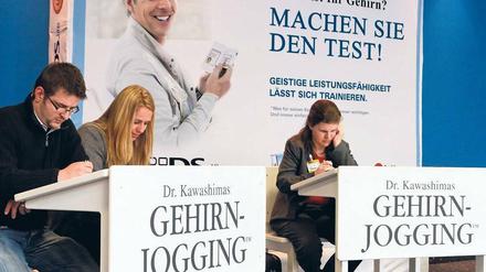 Tipp vom Moderator. Unter dem Motto „Geistige Leistungsfähigkeit lässt sich trainieren“ warb auch Fernsehprommi Jörg Pilawa (auf der Schauwand) für Gehirnjogging aus dem Hause Nintendo.