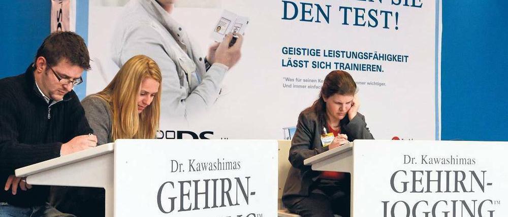 Tipp vom Moderator. Unter dem Motto „Geistige Leistungsfähigkeit lässt sich trainieren“ warb auch Fernsehprommi Jörg Pilawa (auf der Schauwand) für Gehirnjogging aus dem Hause Nintendo. 