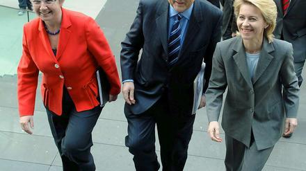 Bester Dinge: Forschungsministerin Annette Schavan (CDU), Wirtschaftsminister Rainer Brüderle (FDP) und Arbeitsministerin Ursula von der Leyen (CDU, v. r.) 