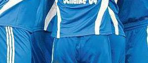 Ein Herz und keine Seele. Während die Schalker gemeinsam jubeln konnten (o.), ärgerten sich die Leverkusener über den Platzverweis für Tranquillo Barnetta (u.r.). Fotos: dpa, ddp