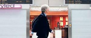 Leere in Tegel. Geschlossene Läden, einsame Passagiere. Der Flughafen lief auch am Montag auf Stand-by.